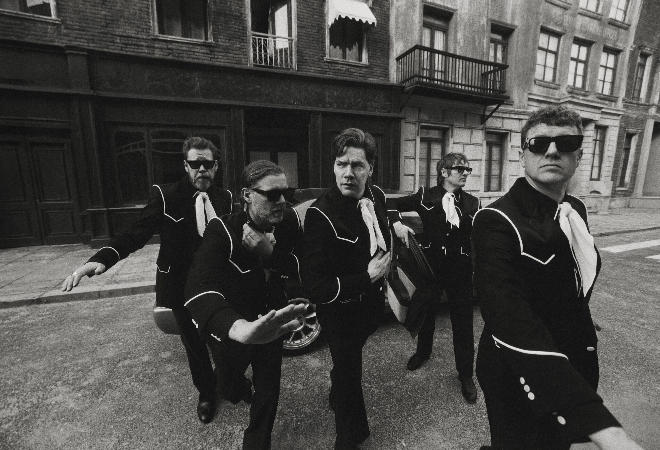 2025-03-12-THEHIVES-ROMANIA-10908-BLACKANDWHITE